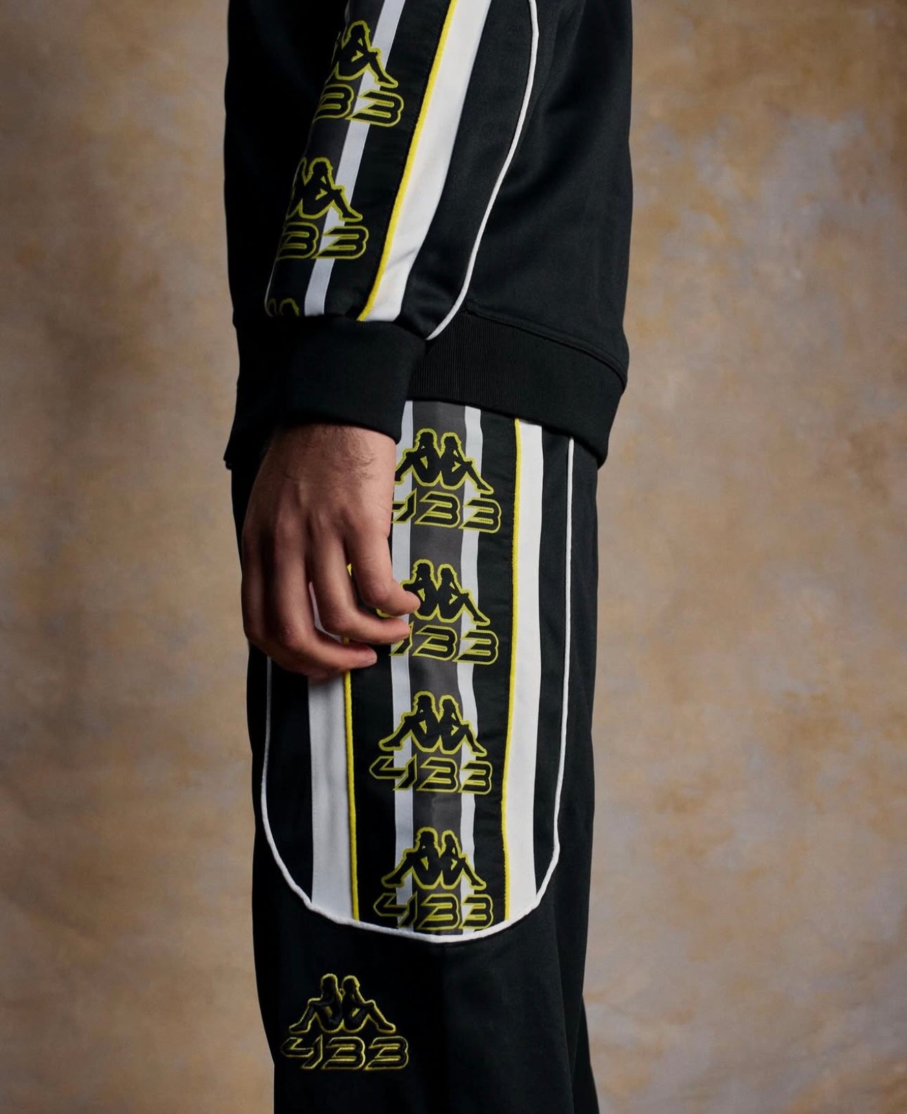 PANTALONE DI TUTA 222 BANDA ARESTE 433 - KAPPA - ART. 36231FW - COL. Black-white-yellow blazing